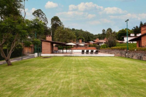 Incredible Property with Huge Garden and Pool!